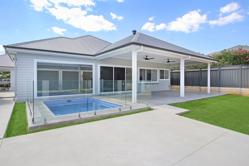 home-hamptons-pool-modern-classic-albury-wodonga-builder