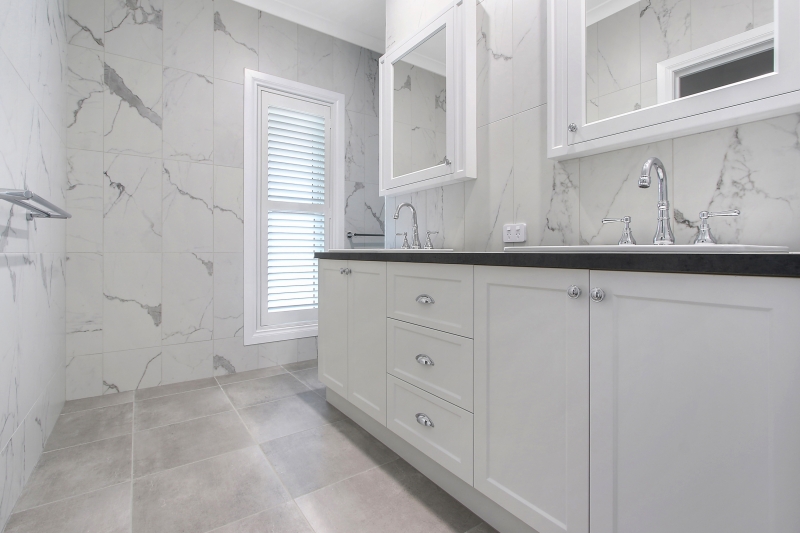 white-ensuite-marble-tile-albury-wodonga